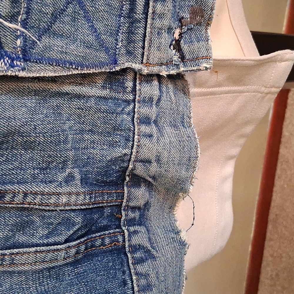 Classic Levis Thrashed Distressed Denim Jacket - Picture 14 of 15